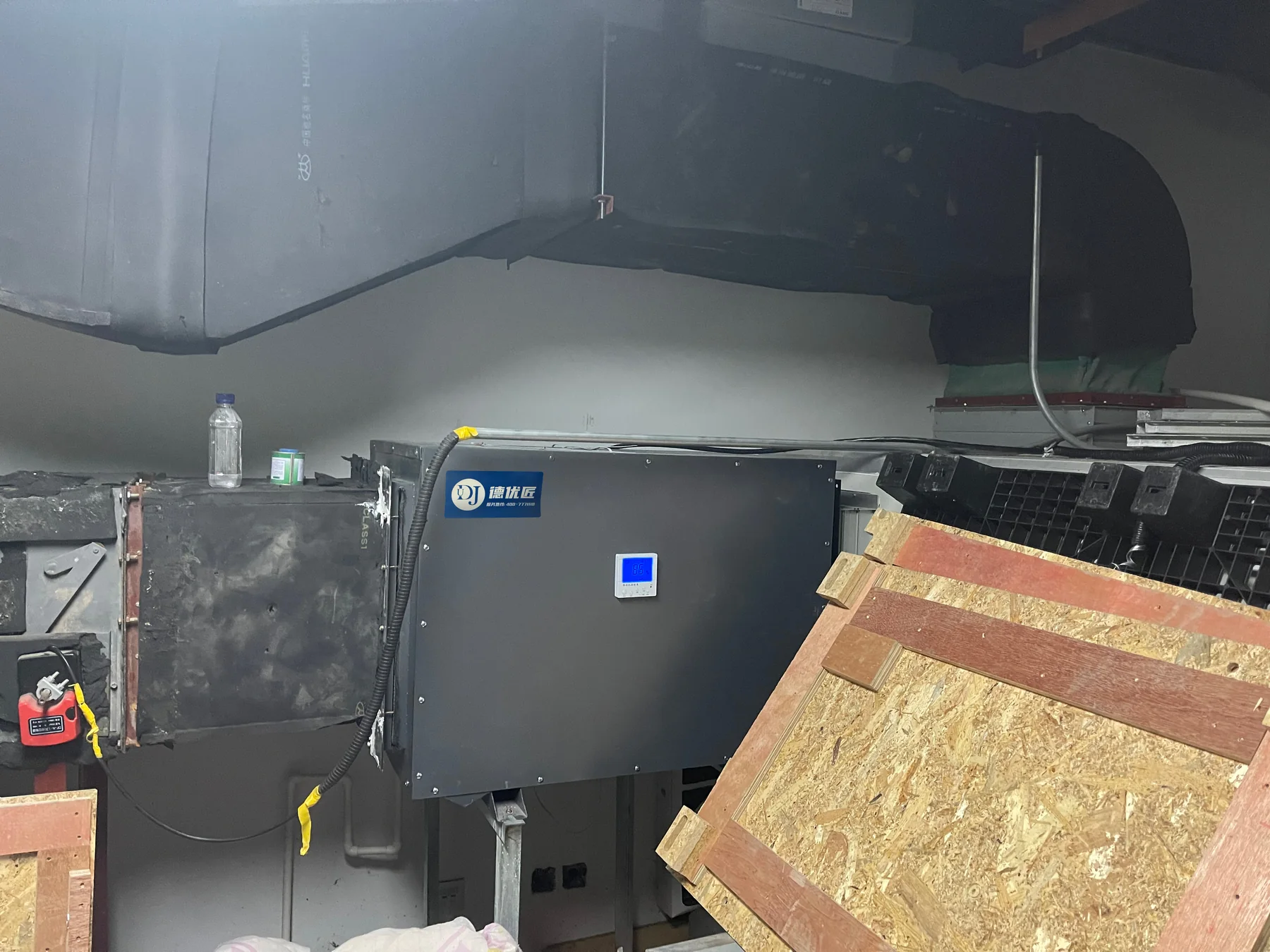 旧风管系统与设备改造2 台 DYD240 吊顶管道除湿机现场图 3